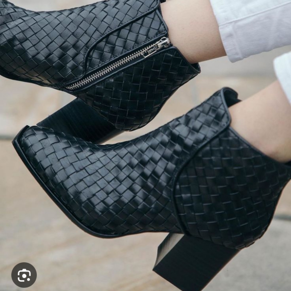 Cole Haan Black leather Woven Ankle Rounded You Boots Size 8AA.New Condition - Picture 1 of 7